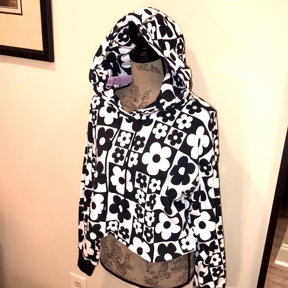 Wild fable cropped hoodie black & white flowers nwt - Picture 3 of 7